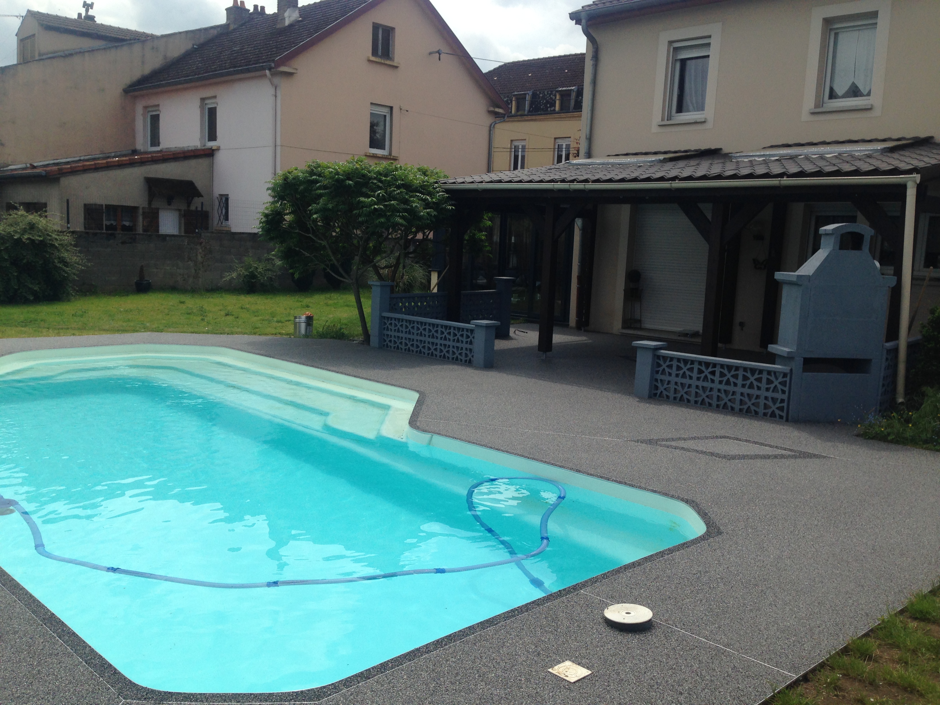 Contour de piscine en résine avec motif losange