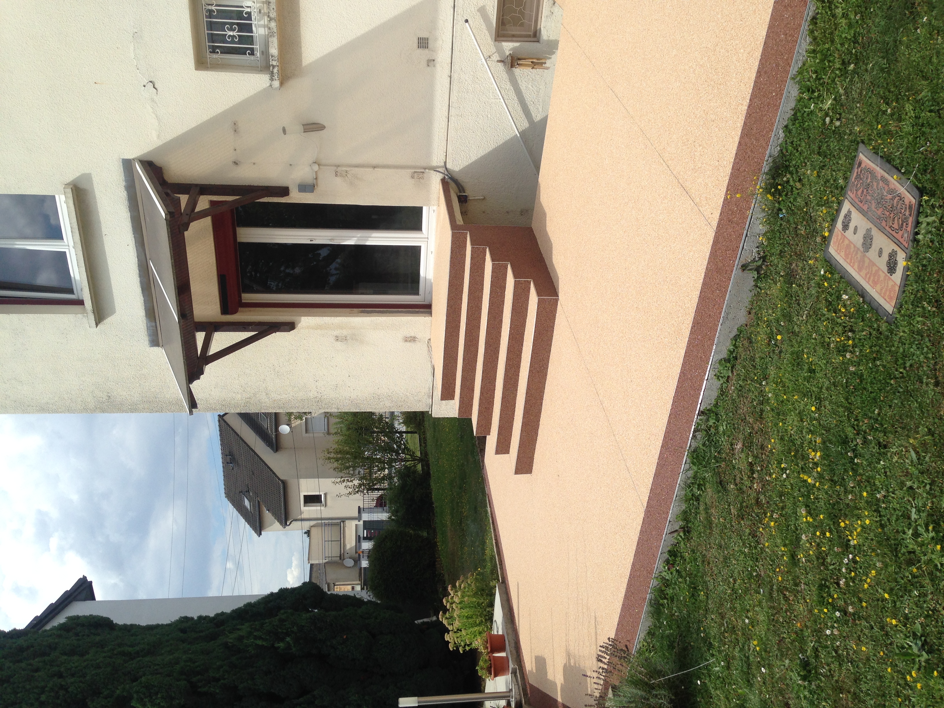 Terrasse avec bandeau et escalier en granulat de marbre