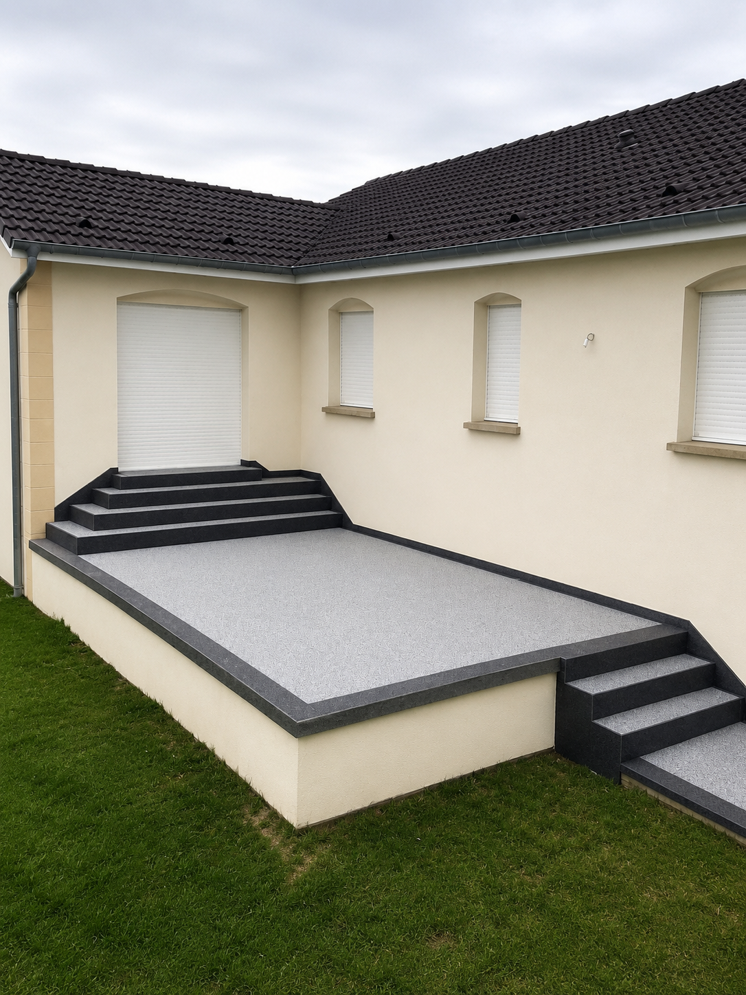 Terrasse extérieure avec escalier en résine