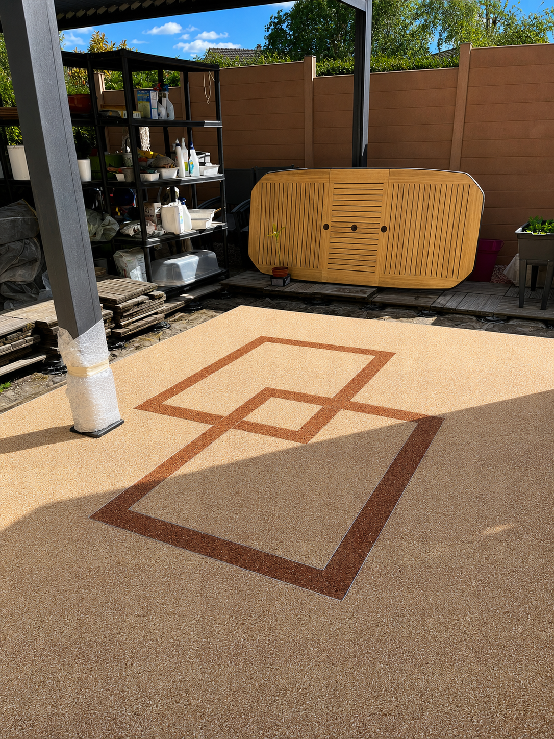 Terrasse en résine avec motifs rectangles imbriqués